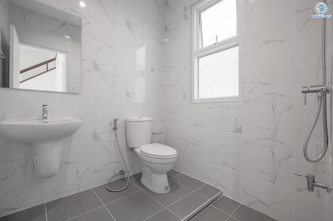 บ้านมือสองตกแต่งใหม่ โครงการ บ้านพิมาน ปิ่นเกล้า-กาญจนาภิเษก เนื้อที่ 103 ตร.ว. ฟังก์ชัน 4 ห้องนอน 3 ห้องน้ำ 1 ห้องอเนกประสงค์ จอดรถได้ 2 คัน บนทำเลเดินทางสะดวก ติดถนนกาญจนาภิเษก เชื่อมต่อหลายเส้นทาง ใกล้ทางด่วน "กาญจนาภิเษก" รถไฟฟ้า "สถานีหลักสอง" และเดอะมอลล์บางแค